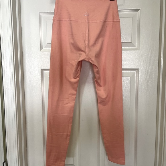 Beyond Yoga High-rise caught in the midi Light Apricot peach Legging medium soft - Picture 2 of 3